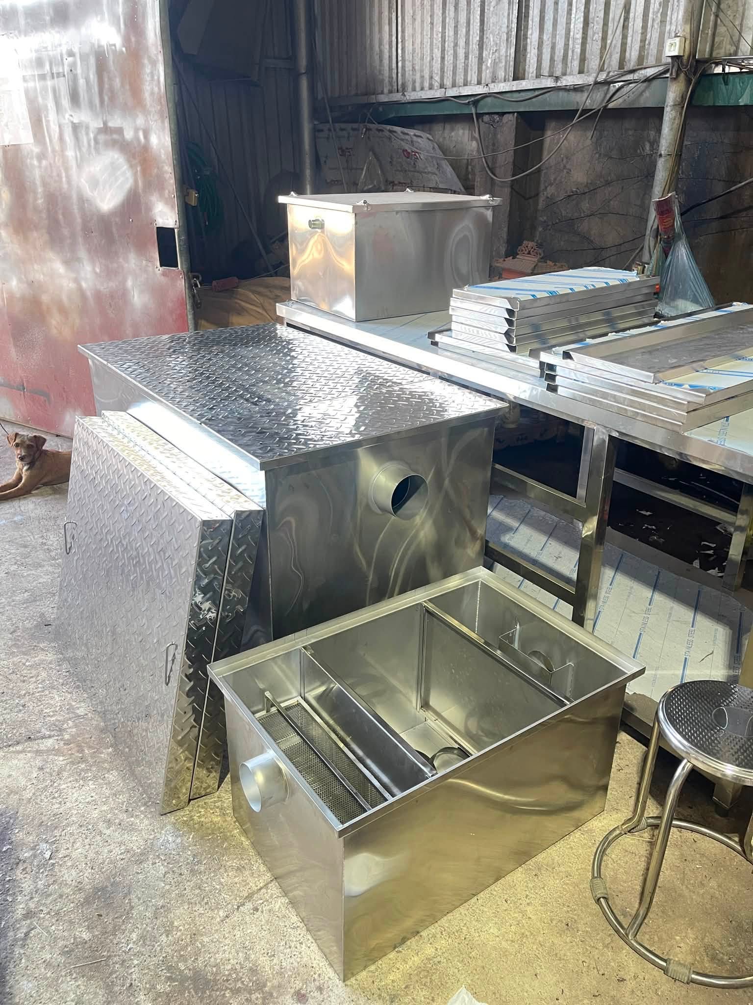 Bể tách mỡ inox Hazoki sử dụng cho quán ăn.