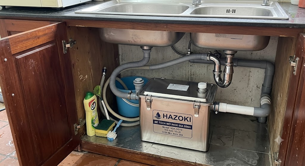 Bể tách mỡ inox gia đình Hazoki lắp đặt dưới chậu rửa.