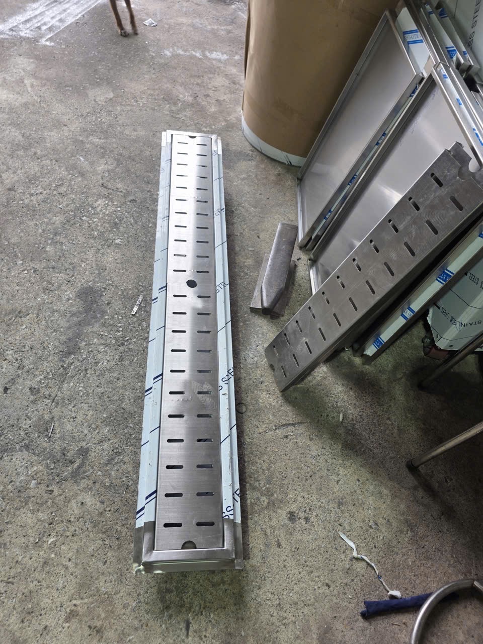 Máng thoát sàn inox hoàn thiện trước khi xuất xưởng.